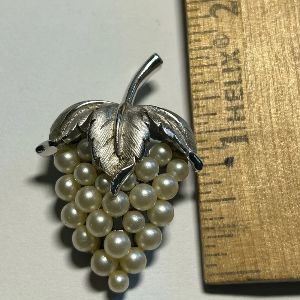 Crown Trifari elegant grape